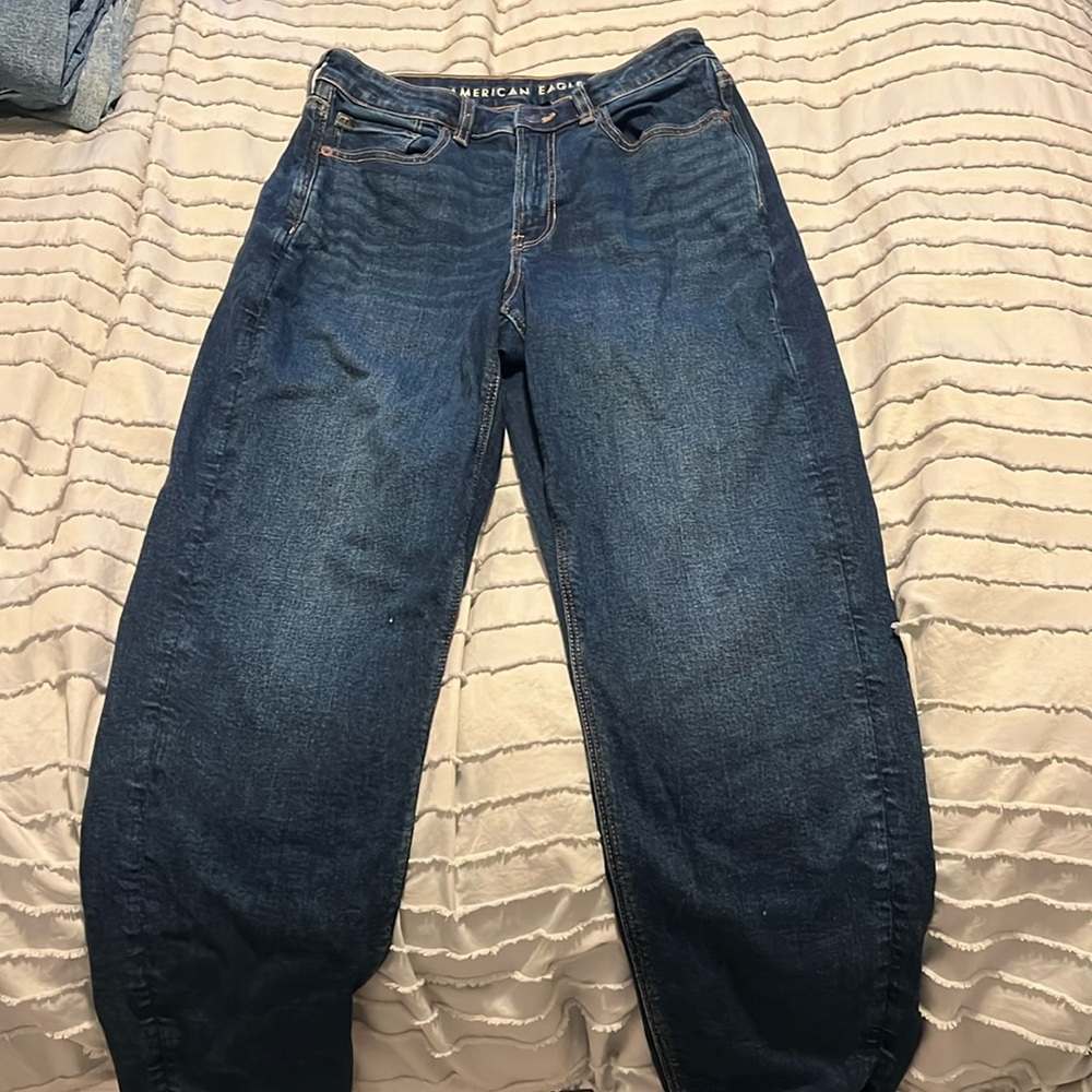 size 6 dark wash women’s american eagle mom jeans selling for $7